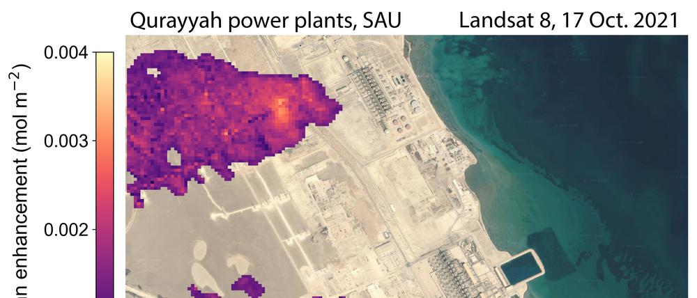 Aufnahmen des Satelliten Landsat 8 zeigen die Stickstoffoxid-Wolken an, die von den Gas-Kraftwerken Qurayyah I und II in Saudi Arabien aufsteigen.