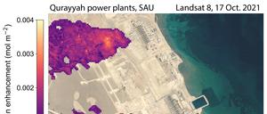 Aufnahmen des Satelliten Landsat 8 zeigen die Stickstoffoxid-Wolken an, die von den Gas-Kraftwerken Qurayyah I und II in Saudi Arabien aufsteigen.