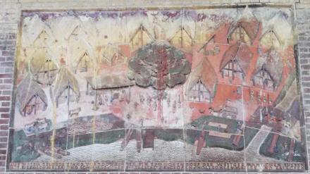 Das bisher versteckte Relief in Krampnitz.