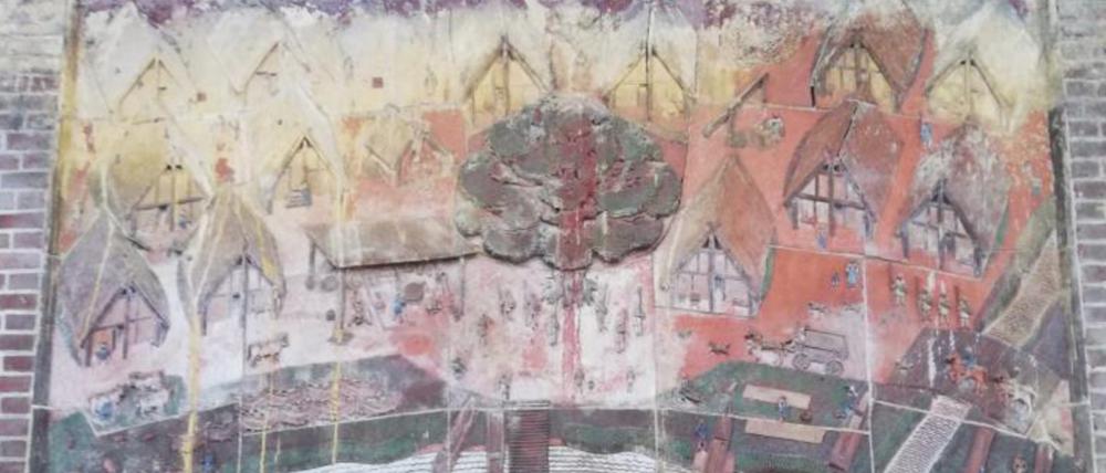 Das bisher versteckte Relief in Krampnitz.