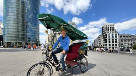 Mike Vollmer mit seiner Rikscha am Potsdamer Platz.