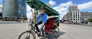 Mike Vollmer mit seiner Rikscha am Potsdamer Platz.
