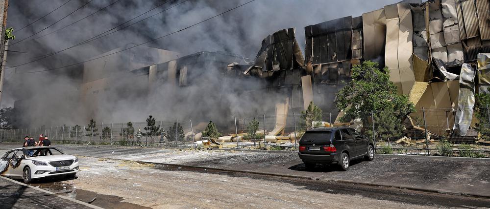 Rauch steigt aus einem durch einen russischen Raketenangriff zerstörten Lagerhaus in Odessa auf.