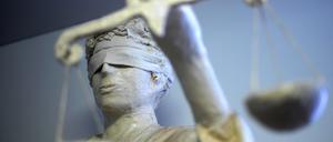 ARCHIV - 25.01.2011, Niedersachsen, Hannover: Die Statue Justitia ist in einem Amtsgericht zu sehen.  (zu dpa: «Hitler-Bild im Handy-Status - Aufenthaltserlaubnis widerrufen») Foto: Peter Steffen/dpa +++ dpa-Bildfunk +++