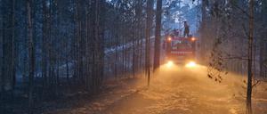 Die Feuerwehr bei Löscharbeiten in Joachimsthal bei Barnim.