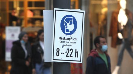 Hinweisschild zur Maskenpflicht in Frankfurt/Main während der Coronazeit.