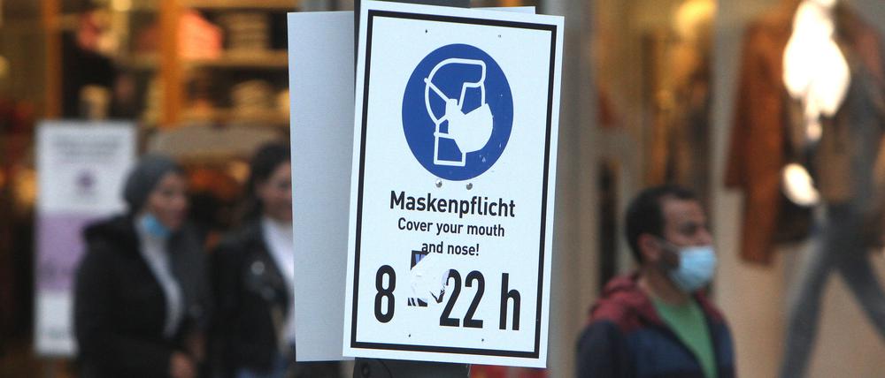 Hinweisschild zur Maskenpflicht in Frankfurt/Main während der Coronazeit.
