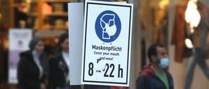Hinweisschild zur Maskenpflicht in Frankfurt/Main während der Coronazeit.