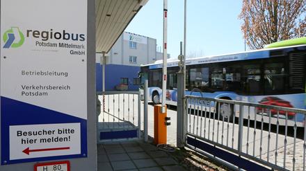 Regiobus muss sich vorwerfen lassen, ein Busfahrer habe eine Jugendliche nachts aus dem Bus geworfen, als sie sich übergeben musste.