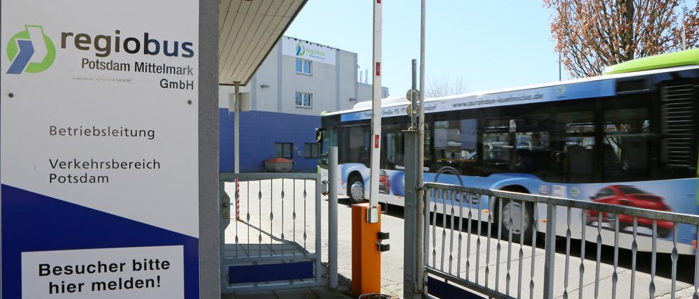 Regiobus muss sich vorwerfen lassen, ein Busfahrer habe eine Jugendliche nachts aus dem Bus geworfen, als sie sich übergeben musste.