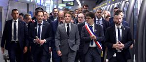Präsident Emmanuel Macron (Mitte) bei der Einweihung einer neuen U-Bahn-Linie.