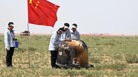Die Kapsel der „Chang’e-6“-Sonde ist in der nordchinesischen Autonomen Region Innere Mongolei gelandet.