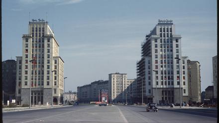 Die beiden Hochhäuser am Strausberger Platz wurden von Hermann Henselmann entworfen. Sie bilden die Gelenkstelle zwischen der östlichen, dem „sozialistischen Klassizismus“ verpflichteten Bebauung der Karl-Marx-Allee und den Plattenbauten entlang des westlich gelegenen Straßenzugs.