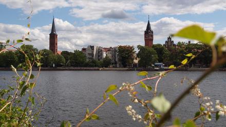 Stadtsafari, Teil 4: Von Treptower Park nach Köpenick. Drüben wartet das Ziel, das hübsche Panorama der Köpenicker Altstadt, auf Ferienradler. Da hat man den Wechsel von Grün und Blau, von Wald und Wasser auf der Strecke schon genießen können, vielleicht am Sowjetischen Ehrenmal im Treptower Park Halt gemacht, ist mit dem solargetriebenen "FährBär" über die Spree geschippert und hat die Kinder im FEZ in der Wuhlheide mal ein paar Stunden machen lassen. Jetzt noch kurz beim Hauptmann vorbei, dann das Schloss besichtigen und danach an der Uferpromenade rasten und nichts tun. Ein perfekter Ort. Fotos: Stefan Jacobs (4)