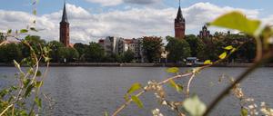 Stadtsafari, Teil 4: Von Treptower Park nach Köpenick. Drüben wartet das Ziel, das hübsche Panorama der Köpenicker Altstadt, auf Ferienradler. Da hat man den Wechsel von Grün und Blau, von Wald und Wasser auf der Strecke schon genießen können, vielleicht am Sowjetischen Ehrenmal im Treptower Park Halt gemacht, ist mit dem solargetriebenen "FährBär" über die Spree geschippert und hat die Kinder im FEZ in der Wuhlheide mal ein paar Stunden machen lassen. Jetzt noch kurz beim Hauptmann vorbei, dann das Schloss besichtigen und danach an der Uferpromenade rasten und nichts tun. Ein perfekter Ort. Fotos: Stefan Jacobs (4)