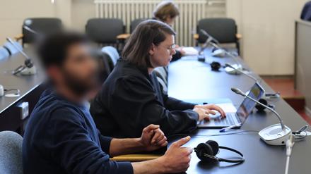 Der Angeklagte und seine Rechtsanwältin Anna Carlotta Bloch sitzen kurz vor Beginn der Verhandlung in einem Gerichtssaal des Strafjustizgebäudes in Hamburg.