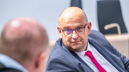 Stephan Protschka, AfD-Landesvorsitzender von Bayern, sitzt im Verhandlungssaal des Amtsgerichts Deggendorf.