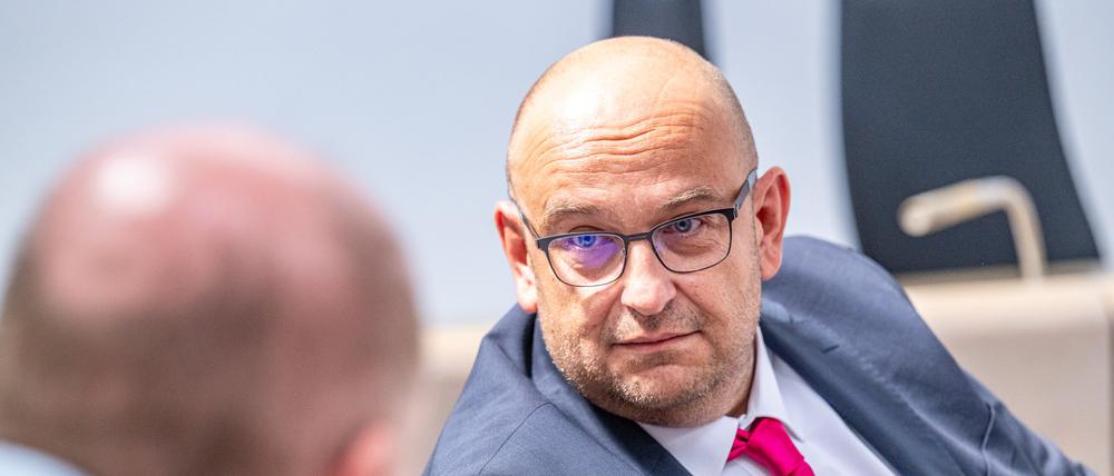 Stephan Protschka, AfD-Landesvorsitzender von Bayern, sitzt im Verhandlungssaal des Amtsgerichts Deggendorf.