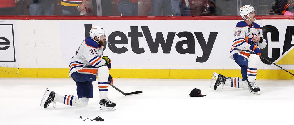 Bitteres Ende. Leon Draisaitl (li.) und Ryan Nugent-Hopkins nach der Niederlage.
