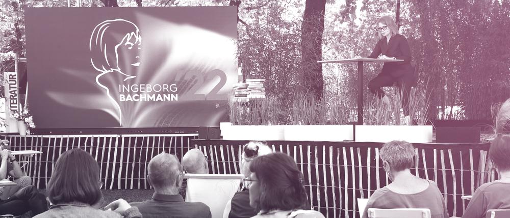 Eva Sichelschmidt (oben,r), Autorin aus Deutschland, sitzt während einer Lesung im Rahmen des Bachmann-Preises im Juni 2022.