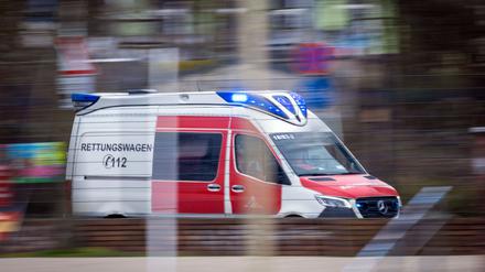 Mit Blaulicht ist ein Rettungswagen zu einem Notfall-Einsatz unterwegs (Symbolbild).