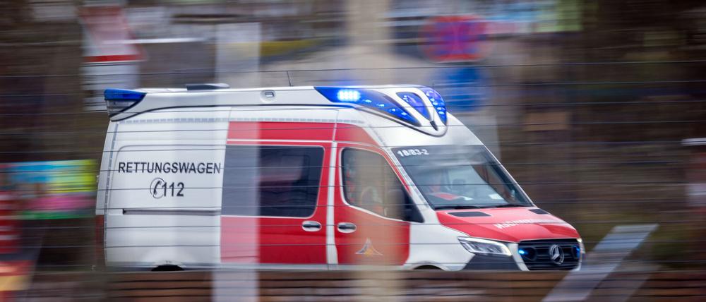 Mit Blaulicht ist ein Rettungswagen zu einem Notfall-Einsatz unterwegs (Symbolbild).