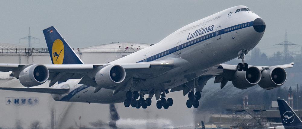 Eine Boeing 747 der Lufthansa startet vom Flughafen Frankfurt.