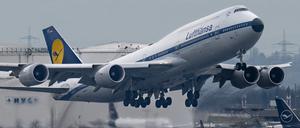 Eine Boeing 747 der Lufthansa startet vom Flughafen Frankfurt.