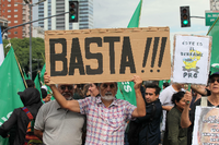 Argentinier protestieren gegen die Wirtschaftspolitik der Regierung.