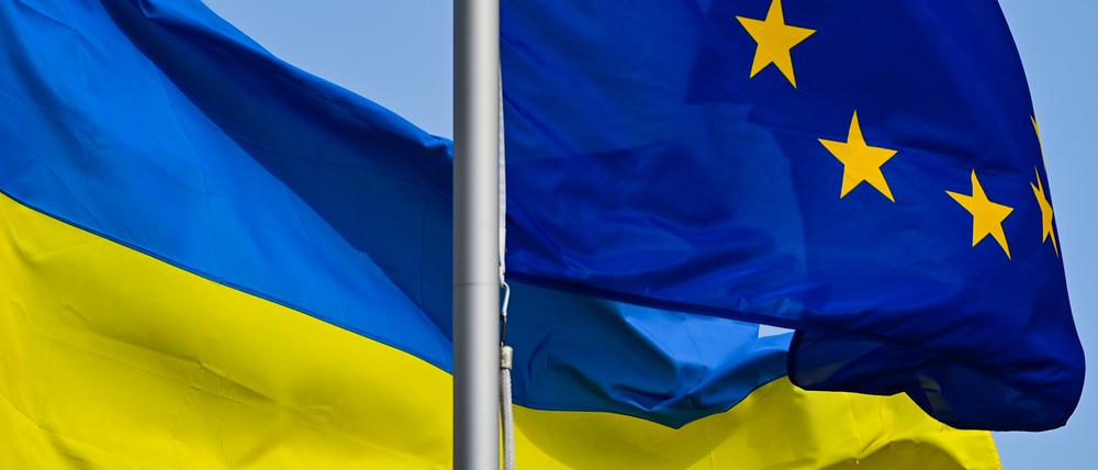 Die Fahnen der Ukraine und der EU wehen im Wind.