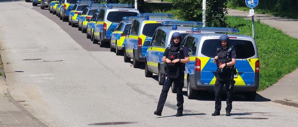 Schleswig-Holstein, Lübeck: Polizisten sind im Einsatz bei einer Bedrohungslage an einem Schulzentrum.