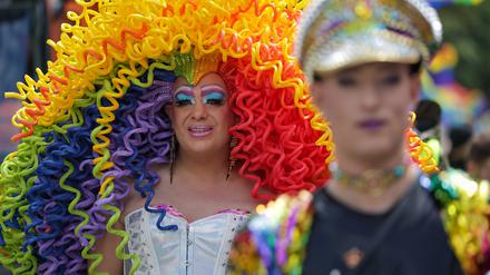 15.06.2024, Oldenburg: Dragqueen Gina Solera (l) nimmt beim 30. Christopher Street Day am Umzug durch die Innenstadt teil.