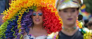 15.06.2024, Oldenburg: Dragqueen Gina Solera (l) nimmt beim 30. Christopher Street Day am Umzug durch die Innenstadt teil.