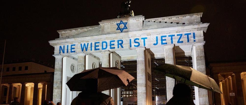 Der Schriftzug «Nie wieder ist jetzt» wird zum 85. Jahrestag der Pogromnacht an das Brandenburger Tor projiziert.