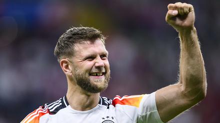 Niclas Füllkrug jubelt nach dem Spiel.