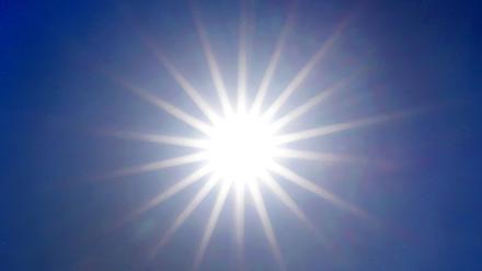 Die Sonne strahlt von einem wolkenlosen Himmel. 