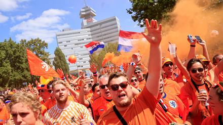 25.06.2024, Berlin: Fußball, UEFA Euro 2024, EM, Niederlande - Österreich, Vorrunde, Gruppe D, Spieltag 3, die niederländischen Fans feiern vor dem Spiel, in einem Fanmarsch laufen sie zum Olympiastadion Berlin. Foto: Carsten Koall/dpa +++ dpa-Bildfunk +++