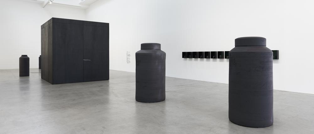 Wie überdimensionale Teedosen: Die monumentalen Keramiken von Edmund de Waal messen bis zu 1,80 Meter in der Höhe.