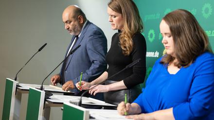 10.06.2024, Berlin: Omid Nouripour (Bündnis 90/Die Grünen, l-r), Bundesvorsitzender der Grünen, Terry Reintke (Bündnis 90/Die Grünen), Spitzenkandidatin der Grünen für die Europawahl 2024, und Ricarda Lang (Bündnis 90/Die Grünen), Bundesvorsitzende der Grünen, nehmen an einer Pressekonferenz teil. Die Partei hatte bei der Europawahl massiv an Wählerstimmen verloren.
