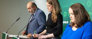 10.06.2024, Berlin: Omid Nouripour (Bündnis 90/Die Grünen, l-r), Bundesvorsitzender der Grünen, Terry Reintke (Bündnis 90/Die Grünen), Spitzenkandidatin der Grünen für die Europawahl 2024, und Ricarda Lang (Bündnis 90/Die Grünen), Bundesvorsitzende der Grünen, nehmen an einer Pressekonferenz teil. Die Partei hatte bei der Europawahl massiv an Wählerstimmen verloren.