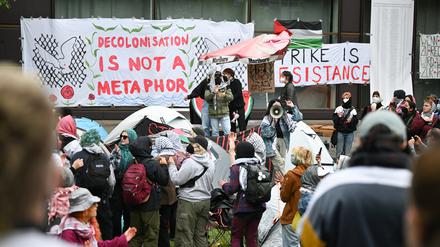 Teilnehmer stehen während einer pro-palästinensischen Demonstration auf dem Theaterhof der Freien Universität.