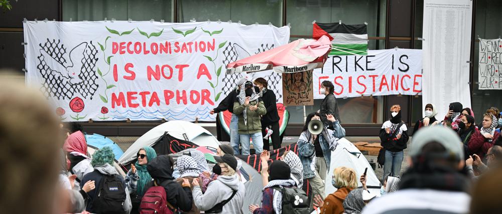 Teilnehmer stehen während einer pro-palästinensischen Demonstration auf dem Theaterhof der Freien Universität.