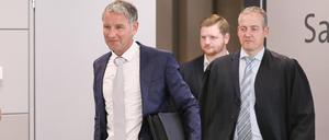 Björn Höcke betritt mit seinem Anwalt Ralf Hornemann nach einer Verhandlungspause das Gericht in Halle.