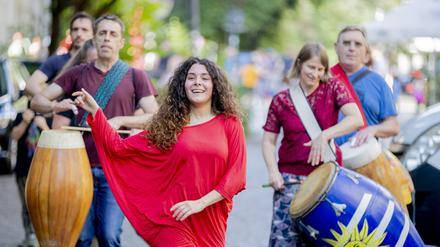 Linda Manuitt Ceravolo tanzt mit einer Gruppe des Vereins CRAS in der Crellestraße in Berlin-Schöneberg im Rahmen der Fete de la Musique die folkloristische Tanzbewegungsform «Candombe» aus Uruguay. Die Fete de la Musique findet zu ihrem 25. Jubiläum größtenteils als Livestreaming statt, es gibt jedoch auch spontane Straßenkonzerte. +++ dpa-Bildfunk +++