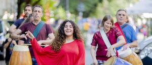 Linda Manuitt Ceravolo tanzt mit einer Gruppe des Vereins CRAS in der Crellestraße in Berlin-Schöneberg im Rahmen der Fete de la Musique die folkloristische Tanzbewegungsform «Candombe» aus Uruguay. Die Fete de la Musique findet zu ihrem 25. Jubiläum größtenteils als Livestreaming statt, es gibt jedoch auch spontane Straßenkonzerte. +++ dpa-Bildfunk +++