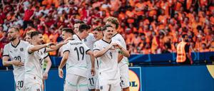 Nach dem 3:2 durch Marcel Sabitzer feiern die Österreicher den Gruppensieg.