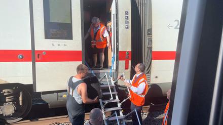 Ein ICE auf dem Weg nach München muss wegen einer defekten Bremse auf freier Strecke zwischen Hamburg und Berlin evakuiert werden. 