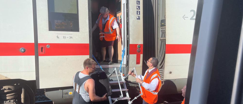 Ein ICE auf dem Weg nach München muss wegen einer defekten Bremse auf freier Strecke zwischen Hamburg und Berlin evakuiert werden.