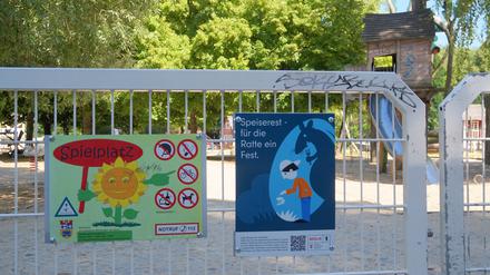 An Eingängen des Spielplatzes am Klausenerplatz werben die neuen Plakate des Bezirksamts  Charlottenburg-Wilmersdorf dafür, einem Rattenbefall vorzubeugen.
