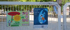 An Eingängen des Spielplatzes am Klausenerplatz werben die neuen Plakate des Bezirksamts  Charlottenburg-Wilmersdorf dafür, einem Rattenbefall vorzubeugen.